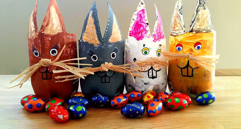 Les décorations de Pâques ne doivent pas être chères! Nous te montrons aujourd'hui comment créer ces adorables lapins de Pâques à partir de bouteilles en PET vides. Cette astuce de bricolage convient également aux enfants plus jeunes (à partir de l'âge de la maternelle) et est facile à réaliser grâce aux instructions de bricolage détaillées.