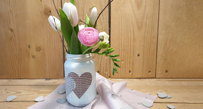 Mode d'emploi Bricoler un cadeau pour la fête des mères. Pour peu d'argent, tu peux réaliser en un tour de main un magnifique vase de fleurs pour la fête des mères. Tout ce dont tu as besoin est un pot de confiture vide et propre (pot à vis), une boîte de spray acrylique (couleur au choix), un modèle de cœur (à télécharger) & de vieux journaux/revues.