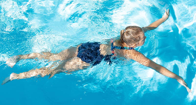 Fino a CHF 100 di sconto sul vostro prossimo corso Let's Swim. Scaricate subito il vostro buono personale e approfittate di uno sconto fino a 100 CHF. Let's Swim è il corso di nuoto per bambini dai 4 agli 8 anni in cui imparano varie tecniche di nuoto senza alcuna pressione per la prestazione.