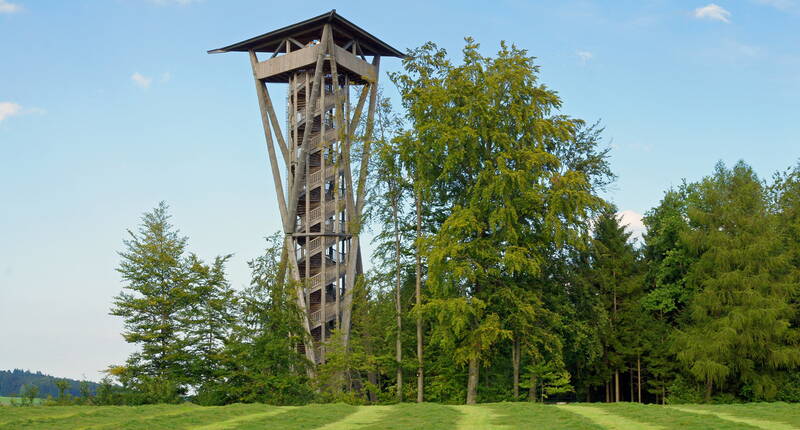 Familienausflug Wiler Turm. Steige die 189 Stufen dieses einmaligen Holzbauwerks hoch und geniesse die herrliche Aussicht über Stadt und Region Wil, über das Fürstenland, den Hinterthurgau und das Toggenburg mit den sieben Gipfeln der Churfirsten bis zum Säntis.