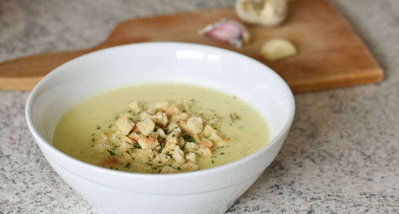 Une merveilleuse recette parfaite pour les jours de froid. Une délicieuse soupe à la crème d'ail avec des crôutons.