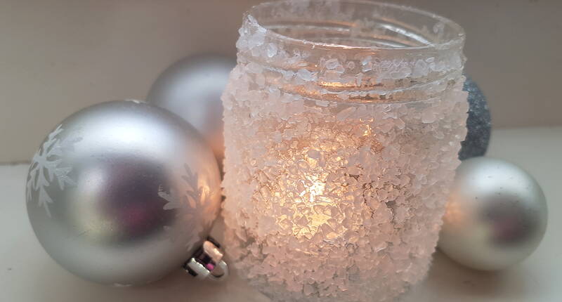 Heute zeigen wir dir, wie du mit handelsüblichem groben Salz ein wunderschönes Kristallwindlicht zaubern kannst. Die Herstellung ist denkbar einfach und auch für Kinder geeignet. Günstig, originell und einzigartig.