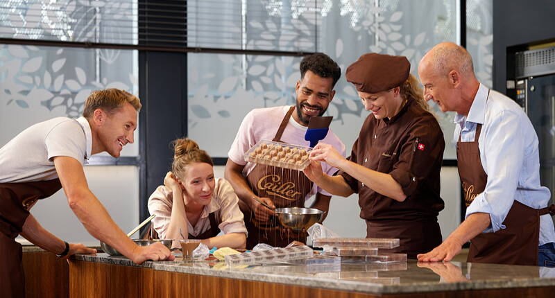 Découvre la fascination du monde du chocolat lors d'une visite de la célèbre Maison Cailler. Pendant la visite interactive d'environ une heure, plonge-toi dans l'histoire du chocolat, des Aztèques aux innovations modernes.