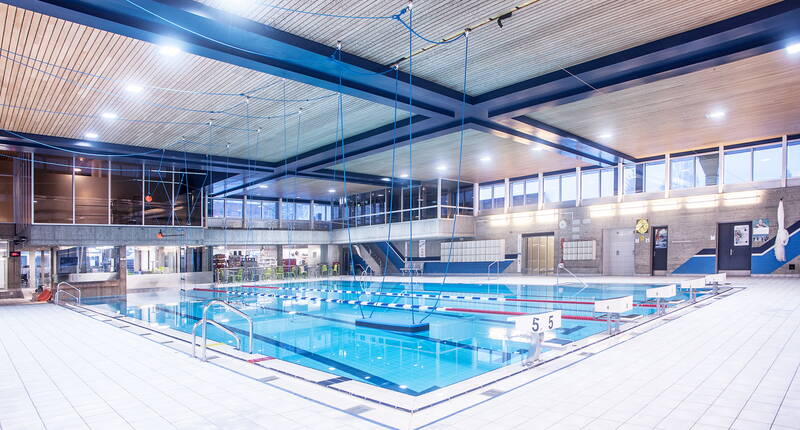 Das Hallenbad verfügt über ein Ganzjahres-Aussenbecken, Wasserrutschen, Lernschwimmbecken, Plantschbecken mit diversen Spieleinrichtungen sowie Schwimm- und Mehrzweckbecken.