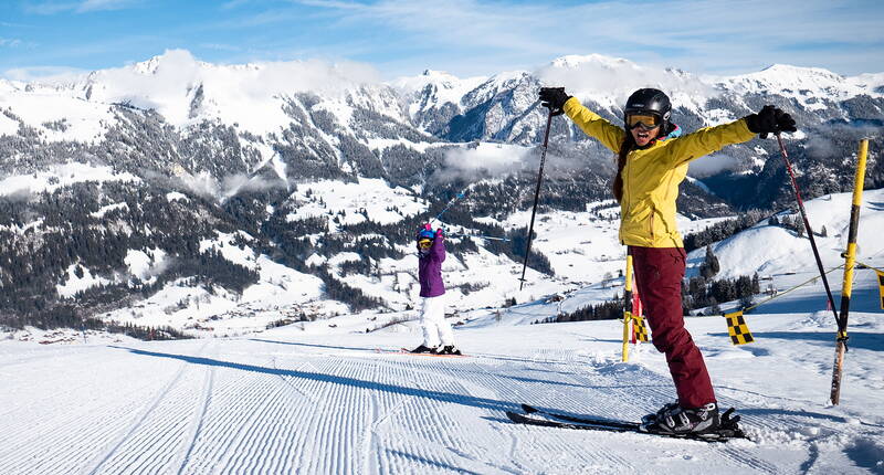 30 % de réduction sur le package familial du Rossberg à Oberwil dans le Simmental. Carte journalière de ski avec repas au restaurant Niderhornblick. Pour une journée de ski inoubliable, conviviale et familiale dans l'espace de détente du Simmental, il suffit de télécharger le bon et d'en profiter. Le plaisir du ski à l'état pur.