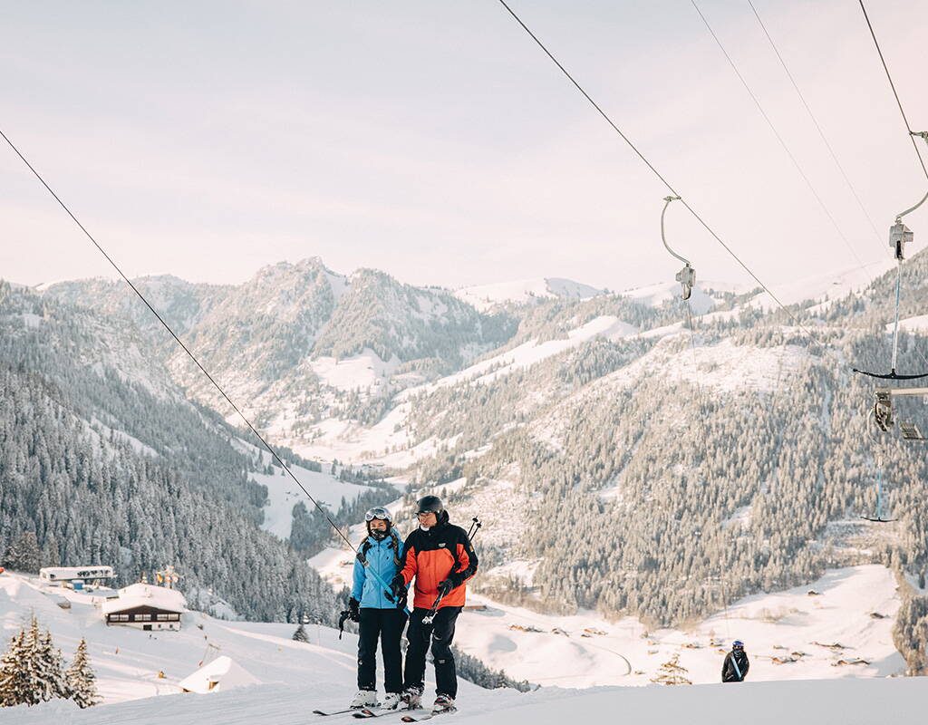 Une journée de ski au Wiriehorn est variée et te permet de faire le plein d'énergie. Skier, faire de la luge ou simplement profiter tranquillement du soleil sur la grande terrasse du restaurant. Télécharge notre bon de réduction et profite de jusqu'à 50% de réduction sur les cartes journalières de ski.