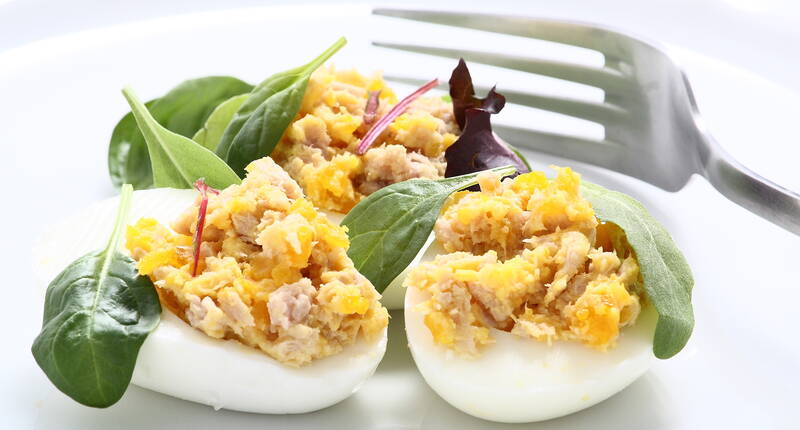 En tant qu'amuse-gueule pour l'apéritif, les œufs farcis se trouvent sur presque tous les buffets bien achalandés. Notre variante piquante au thon convainc aussi bien par sa fabrication que par son bilan calorique. 