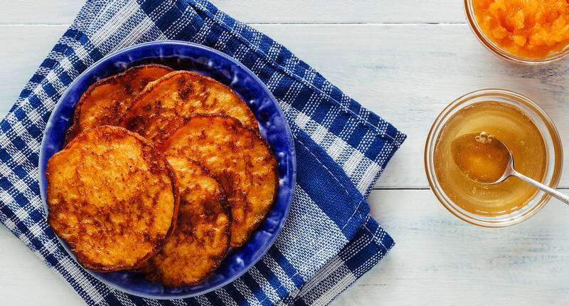 I dolci pancake di zucca si adattano esattamente al periodo autunnale. Soprattutto quando ci sono una varietà di zucche da acquistare. Ecco un modo sano per iniziare la mattinata dolcemente.