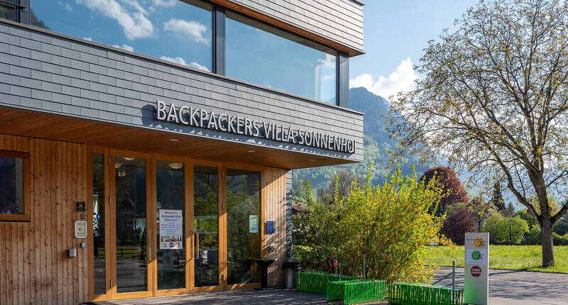 30 % de réduction sur le prix de l'hébergement au Backpackers Villa Sonnenhof à Interlaken. Télécharge ton code de réduction et profite du package spécial. La villa dispose d'une cuisine indépendante, d'une table de ping-pong, d'un billard, d'un minigolf, d'une connexion WLAN et bien plus encore.
