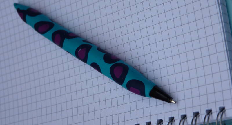 Ein Fimo-Kugelschreiber: Heute zeigen wir dir, wie du mit wenig Aufwand dieses tolle, nützliche und einzigartige Geschenk herstellen kannst.