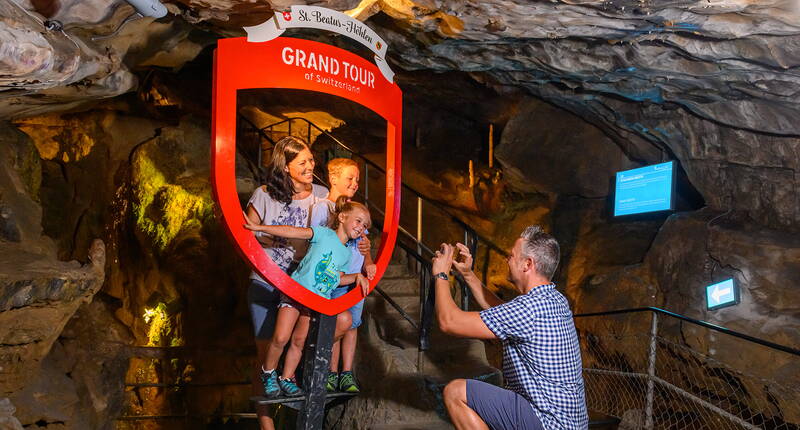 Excursion en famille aux grottes de Saint-Béat. Découvrez en famille la fascinante grotte de stalactites et plongez dans l'aventure mystique du légendaire parc naturel de Saint-Béat.