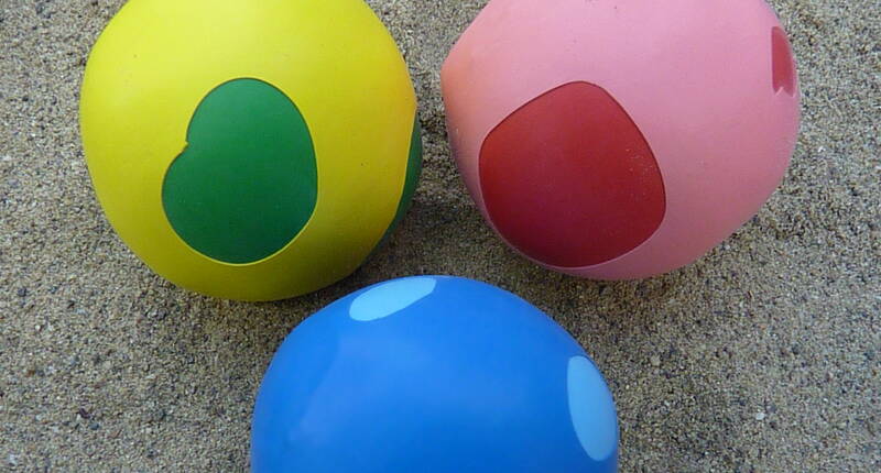 In unserer Bastelanleitung erfährst du in der Schritt-für-Schritt-Anleitung wie du selbstgemachte Jonglierbälle aus Luftballons basteln kannst.