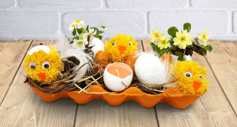 Bricole une belle décoration de Pâques avec des boîtes à œufs. Nous te donnons des instructions étape par étape