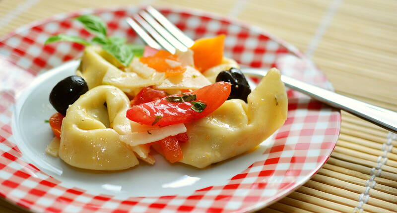 L'insalata di tortellini mediterranei è una ricetta piacevole che vi metterà subito in vena di vacanze quando la mangerete.