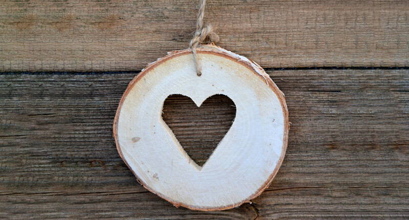 Ein wunderschöner Holzanhänger mit Herzmotiv entsteht Schritt für Schritt nach unserer Anleitung.