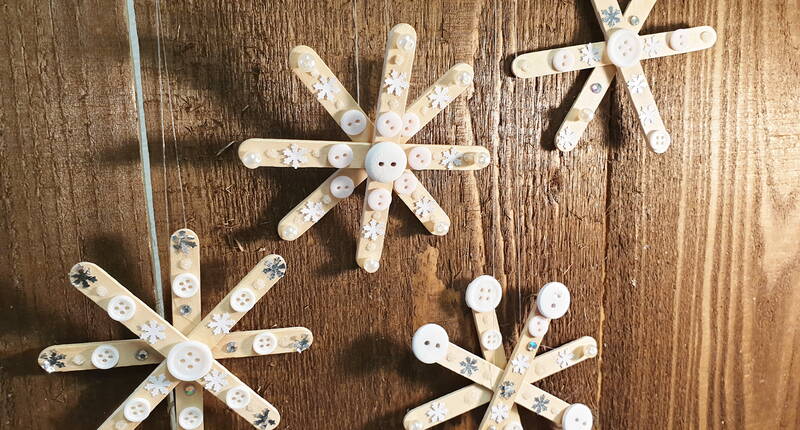 Heute zeigen wir dir, was du aus Glacestängeln zaubern kannst. Die Eissterne sind ein wunderbarer Basteltipp aus Recyclingmaterial. Die Dekoration der Flocken besteht aus alten Knöpfen, einzelnen Perlen & gestanzten Schneesternen aus Papier & Alu.