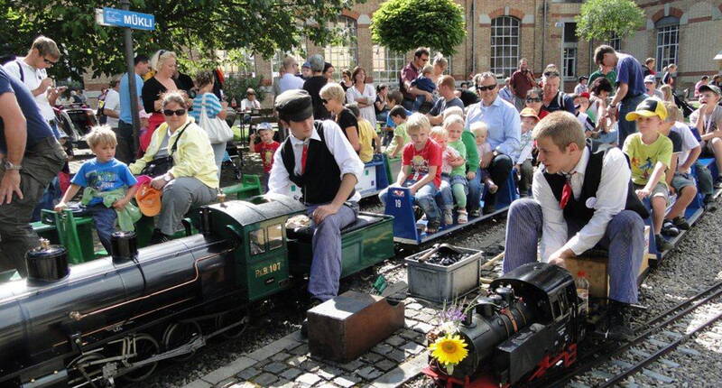 Excursion familiale en train à vapeur Aaretal Münsingen. Ouvert d'avril à octobre - amusement garanti pour petits et grands. L'association Aaretal exploite un petit train dans le parc du centre psychiatrique de Münsingen.
