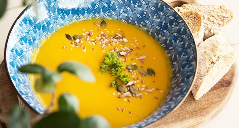 Eine wunderbare und vollwertige Suppe, die Farbe in die trüben Herbst- und Wintertage bringt. Ein genussvolles Gericht, dass in unter einer Stunde auf dem Tisch steht.