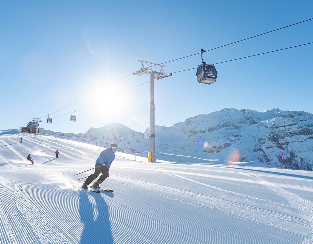 La région de ski Adelboden-Lenk compte parmi les domaines skiables les plus grands et les plus attrayants de Suisse. Tu profiteras de tes journées ou de tes vacances de ski sur plus de 200 kilomètres de pistes et 70 installations. Grâce à notre code de réduction, tu bénéficies d'une réduction de 20 % sur le Dynamic Pricing – ne laisse pas passer cette occasion.
