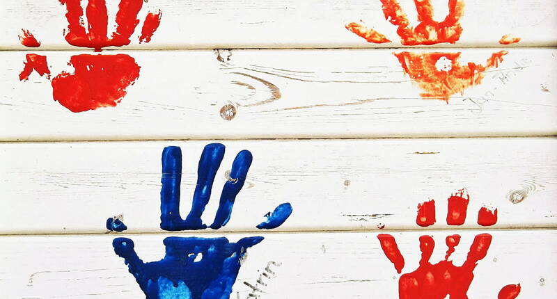 Durch das Selbstherstellen von Fingerfarben sind auch die genauen Inhaltsstoffe der Farben bekannt. Aus diesem Grund sind unsere selbst gemachten Fingerfarben auch schon für kleinere Kinder geeignet.