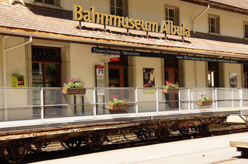 Zoom: Familienausflug Bahnmuseum Albula. Auf 1'300 m2 Ausstellungsfläche wandelt der Besucher durch Täler und Tunnel, erfährt Wissenswertes zu den Pioniertaten rund um den Bau der Strecke und wird mittels Lichtinszenierungen, historischen Filmen und Fotos in die Vergangenheit entführt.