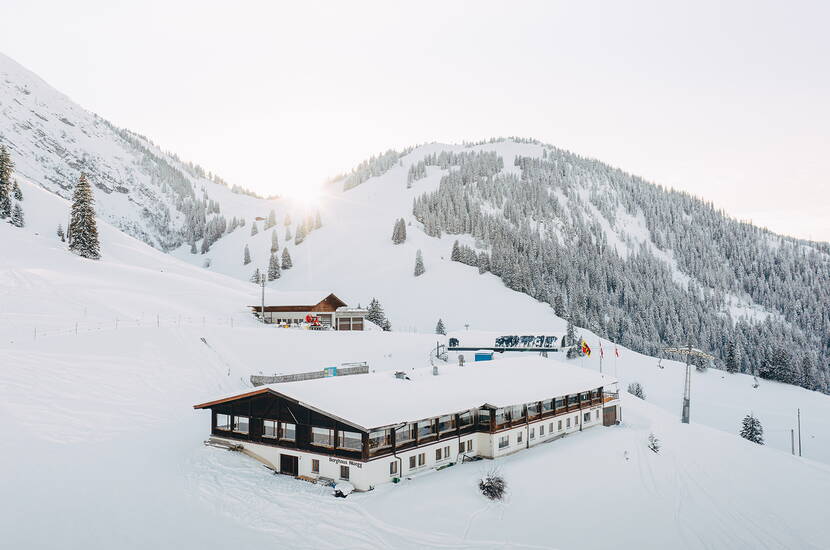 Zoom: Familienausflug Wiriehorn. Geniesse einen wunderschönen Schneesport-Tag im Familien-Skigebiet Wiriehorn. Nebst 17,5 km. Pistenvergnügen erwarten dich zwei präparierte Schlittelwege und familienfreundliche Verpflegungsangebote im Berghotel.