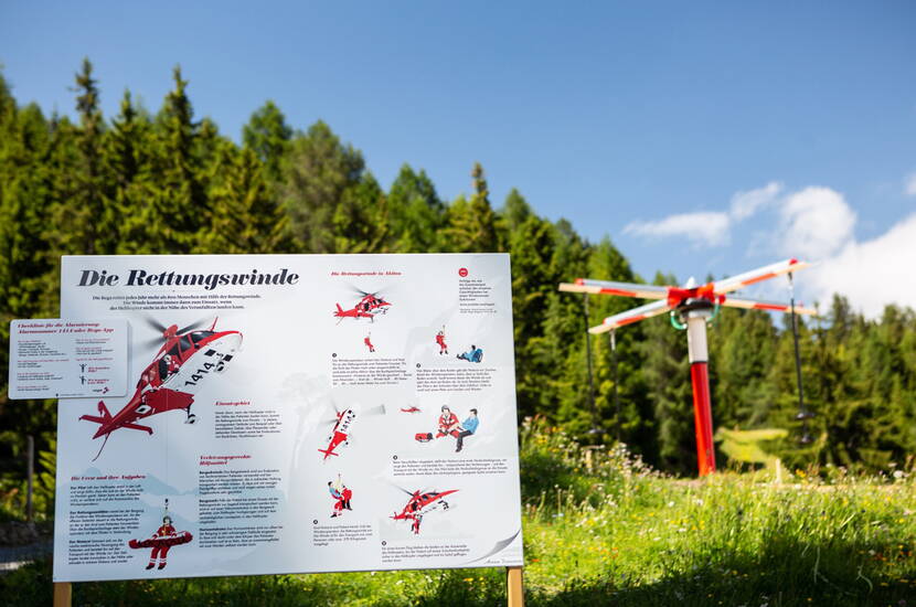 Zoom: Excursion en famille Sentier de randonnée Globi - Sur le seul sentier de randonnée Globi de Suisse, Globi explique de manière ludique des thèmes comme la nature et la technique à 13 postes.