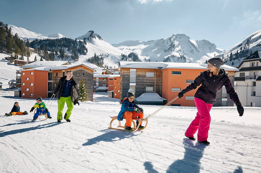 Zoom: Skifahren und mehr. Das familienfreundliche Schwyzer Ferien- und Ausflugsgebiet Stoos liegt im Herzen der Zentralschweiz hoch über dem Vierwaldstättersee. 