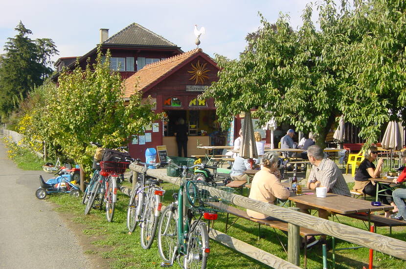 Zoom: Familienausflug Sunnehüsli Güttingen am Bodensee. Unser Sunnehüsli bietet ein breites Angebot und wurde im Jahr 2011 als «velofreundliches Restaurant» ausgezeichnet.