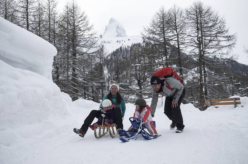 Zoom: Ein Schlittelplausch mit der Familie ist eines der schönsten Wintererlebnisse in Zermatt. Bevor der ultimative Spass auf der rasanten Abfahrt ins Tal hinunter beginnt, geniesst ihr gemeinsam ein herzhaftes Käsefondue bei einem gemütlichen Hüttenplausch. Ein Erlebnis für Gross und Klein!