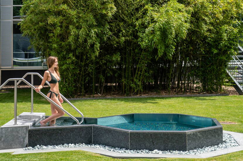 Zoom: Gita in famiglia Splash & Spa Tamaro. Rilassatevi nella piscina panoramica all'aperto o sorseggiate un cocktail frizzante al bar della piscina a bolle. 