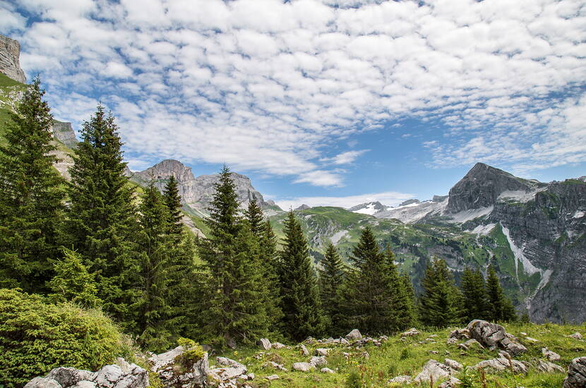 Zoom: Ein Erlebnisort für Wanderer, Familien und Alpinisten. Schöne Sonnenuntergänge, feines Essen und wunderschöne Bergwelt geniesst man in der Rugghubelhütte.
