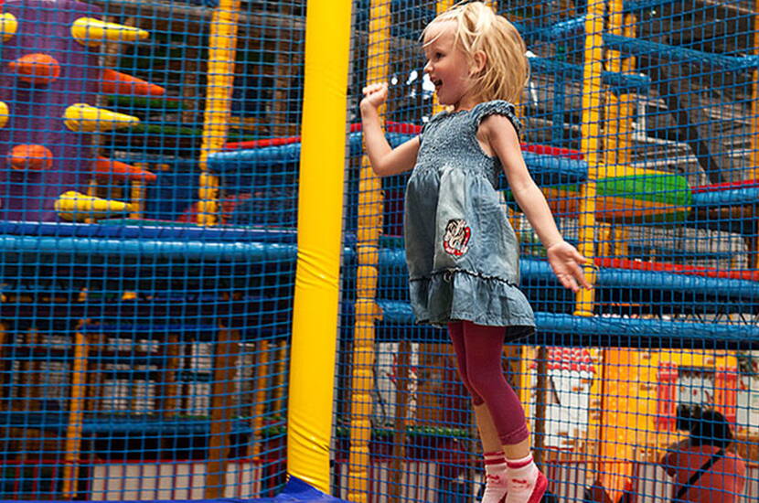 Zoom: Die Starbie Spielhalle ist der coole Indoor Spielplatz für Kinder – mit Trampolinen, Rutschbahnen, einem Kletterberg, Tret- und Elektroautos, mit einer erlebnisreichen Abenteueranlage und riesigen Bauklötzen.