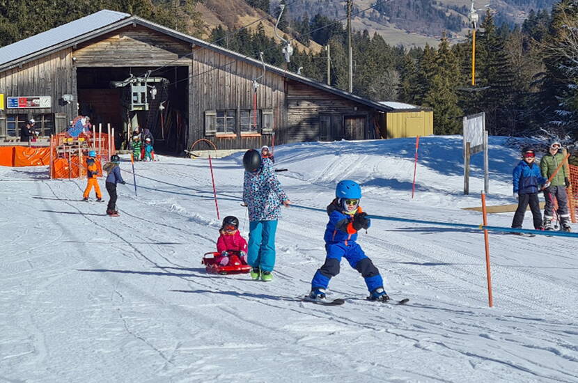 Zoom: Familienausflug Skigebiet Rossberg im Simmental. Gemütlich, familienfreundlich und günstig präsentiert sich das Angebot des Ski- und Erholungsgebietes! Besonders von Familien geschätzt wird die Übersichtlichkeit des Skigebietes.