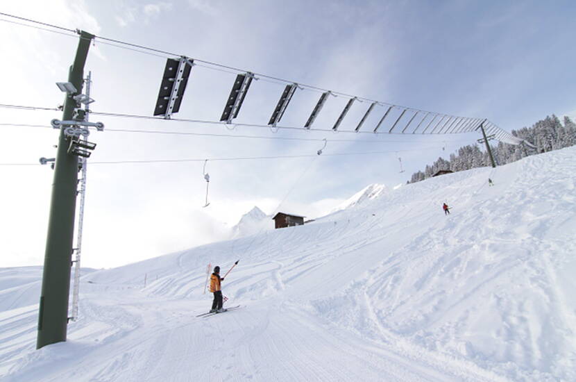 Zoom: Skier dans le respect de l'environnement dans le Safiental grison. Comme le téléski produit même plus d'électricité qu'il n'en a besoin pour sa propre propulsion, le courant solaire supplémentaire est injecté dans le réseau.