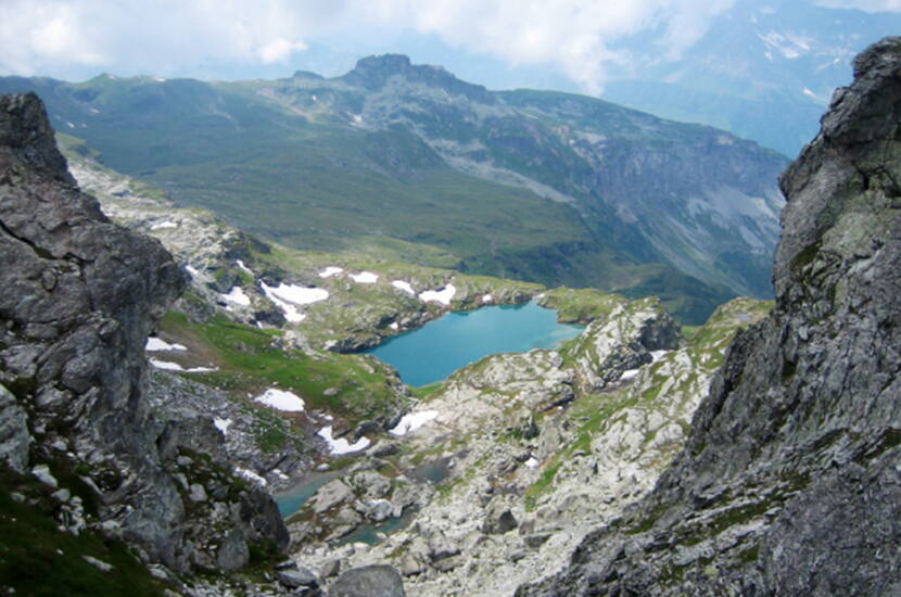 Zoom: Ausflugsziele Ostschweiz - Familienausflug Leglerhütte. Die Laufzeit ab der Mettmeralp beträgt rund 2 1/2 Stunden. Nach einer einfachen und gemütlichen Wanderung präsentiert sich dir eine unberührte Naturlandschaft mit klaren Bergseen, Aussicht auf 192 Bergwipfel und eine gemütliche, moderne Bergunterkunft.