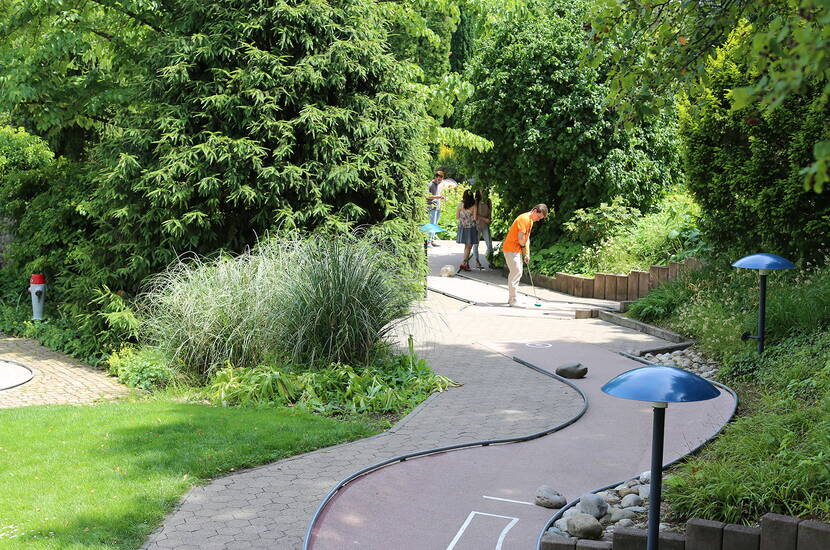 Le «Park im Grünen» offre à tous les visiteurs ce qui leur convient. Des animaux, des plantes, des sculptures, un minigolf, un carrousel ainsi qu'une grande aire de jeux pour les enfants.