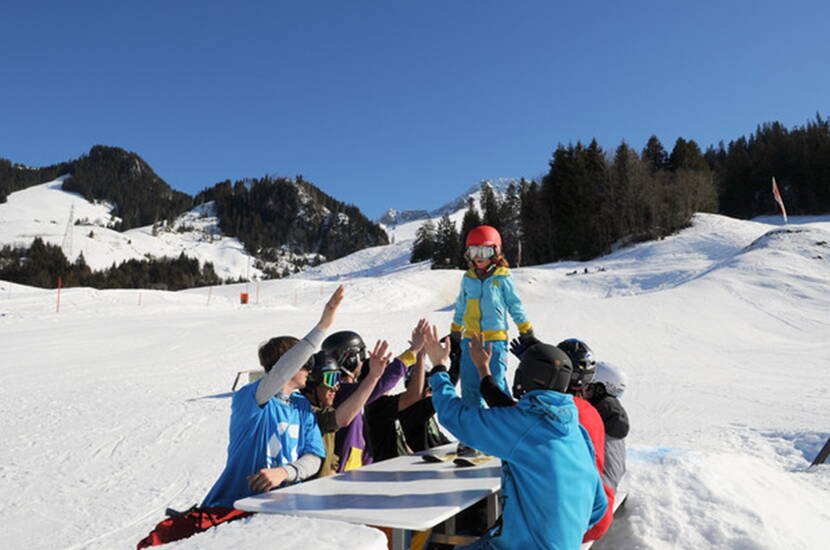 Zoom: Excursion en famille au Kaisereggbahnen Schwarzsee. LA destination hivernale dans les Alpes fribourgeoises! Petits et grands arrivent facilement au Lac Noir, où le télésiège mène directement au domaine skiable depuis le parking de la Gypsera.