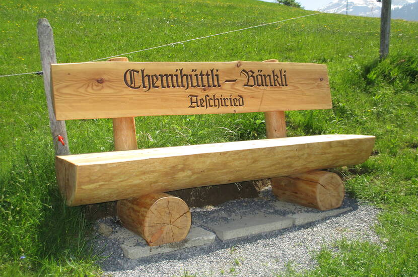 Zoom: Gita in famiglia – Il sentiero circolare del Bänkli è stato inaugurato qualche anno fa. Questo sentiero, con viste mutevoli sul lago e sulle montagne, conduce lungo panchine dall'aspetto particolare al più bel Bänkli dell'Oberland bernese.
