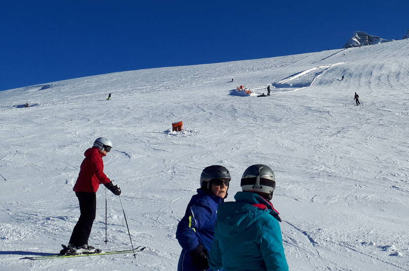 Zoom: Excursion en famille au Kaisereggbahnen Schwarzsee. LA destination hivernale dans les Alpes fribourgeoises! Petits et grands arrivent facilement au Lac Noir, où le télésiège mène directement au domaine skiable depuis le parking de la Gypsera.