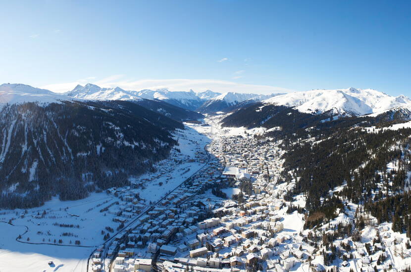 Zoom: Escursione in famiglia con lo slittino a Davos. Venite a Davos e godetevi le numerose piste da slittino con la vostra famiglia. Un totale di 29,4 chilometri sono disponibili in tutta la destinazione Davos Klosters.