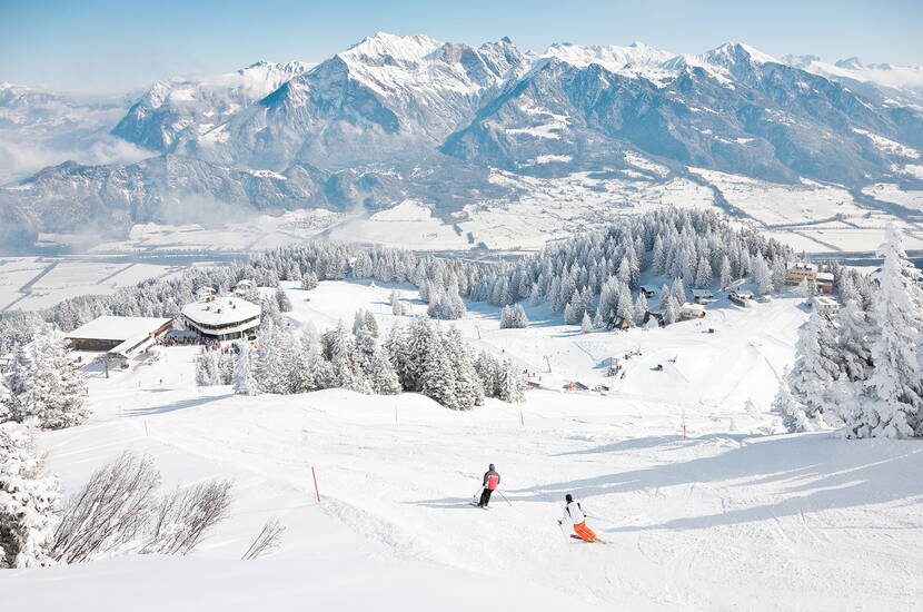 Zoom: Familienausflug Wintersport Pizol. Rund um den Gipfel eröffnet sich eine einzigartige Naturlandschaft mit atemberaubender Panoramasicht über die Alpen der Ostschweiz und des Vorarlbergs bis über den Bodensee.
