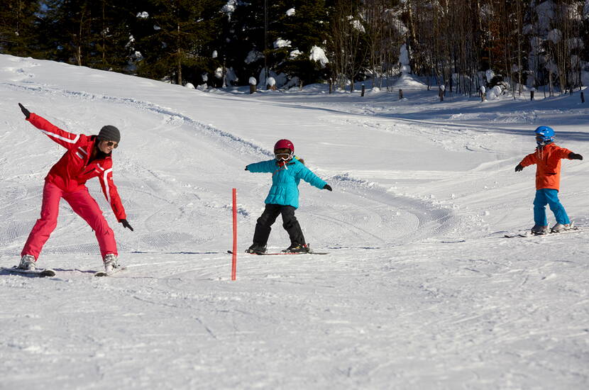 Zoom: Ein Schlepplift und ein Ski-Kindergartenlift auf flachem Gelände sorgen auf spielerische Weise für schnelle Fortschritte.