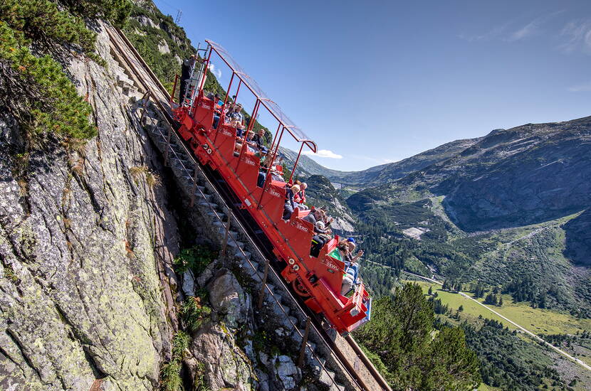 Zoom: Destinazioni escursionistiche Berna – Escursione per famiglie al paradiso dei bambini di Handeck. Prati di montagna fioriti, buffi maiali alpini, marmotte, la scintillante fessura di cristallo nella montagna e molto altro ancora.