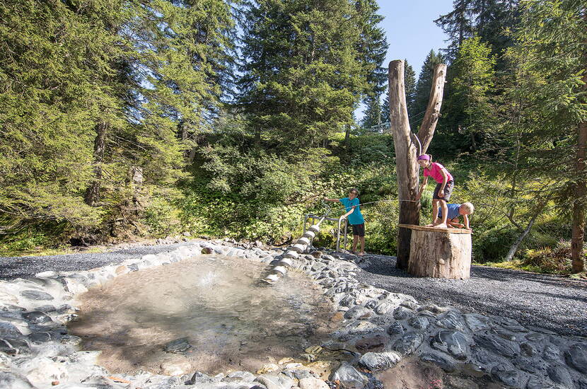 Zoom: Familienausflug Wasserwald Pizol. Der Wasserspielplatz liegt in einer idyllischen Waldlichtung mit Bach und Wasserfall auf der Furt am Pizol.