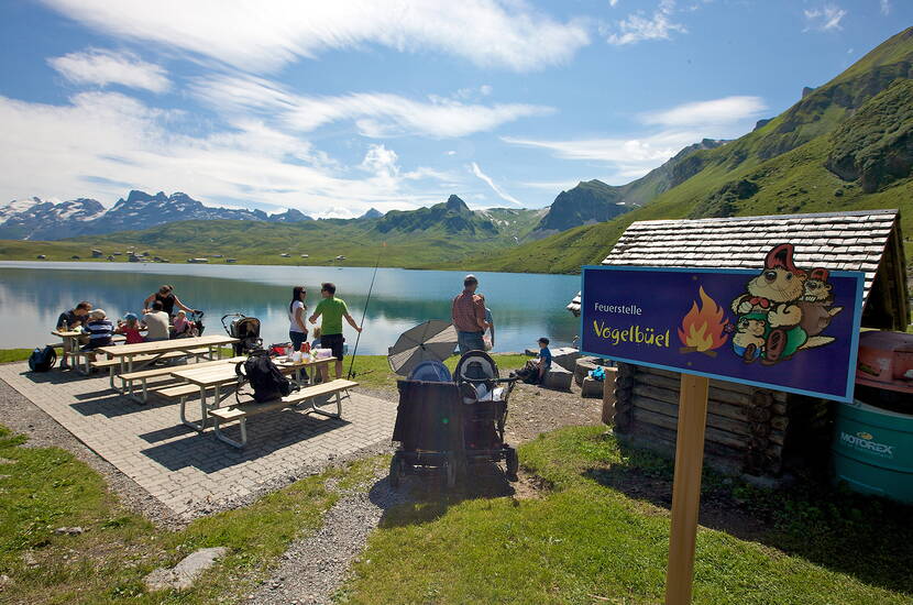 Zoom: Es befinden sich rund um die Seen mehrere Feuerstellen. Grillieren mit der ganzen Familien inmitten der Natur verspricht viel Spass und Abenteuer. 