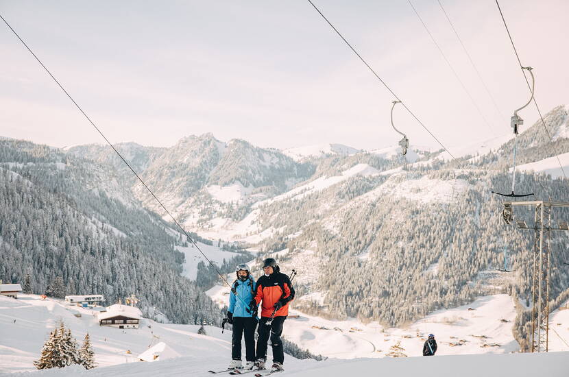 Zoom: Familienausflug Wiriehorn. Geniesse einen wunderschönen Schneesport-Tag im Familien-Skigebiet Wiriehorn. Nebst 17,5 km. Pistenvergnügen erwarten dich zwei präparierte Schlittelwege und familienfreundliche Verpflegungsangebote im Berghotel.