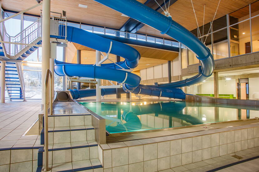 Zoom: Das Hallenbad verfügt über ein Ganzjahres-Aussenbecken, Wasserrutschen, Lernschwimmbecken, Plantschbecken mit diversen Spieleinrichtungen sowie Schwimm- und Mehrzweckbecken.