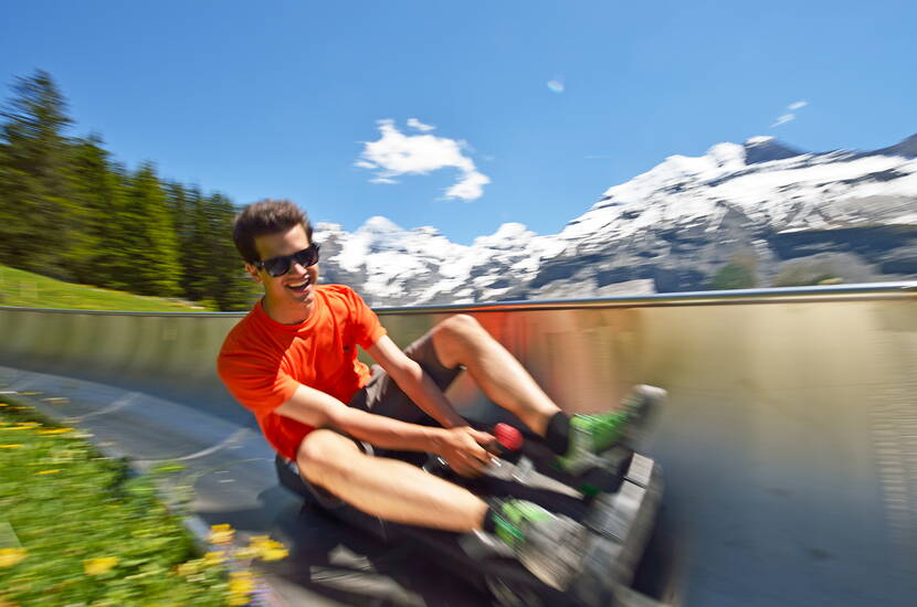 Zoom: Buts d'excursion Berne – Excursion en famille sur la piste de luge d'été du lac d'Oeschinen. Une attraction pour petits et grands – que l'on soit seul ou à deux, c'est un vrai plaisir!