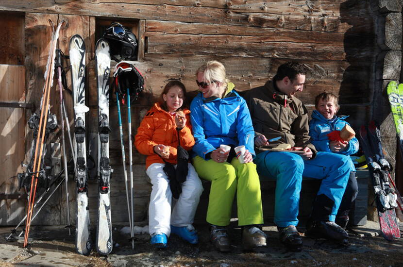 Zoom: Excursion en famille à Savognin. Avec beaucoup de neige naturelle et des pistes rouges et bleues extra larges, le domaine skiable baigné de soleil offre un plaisir de glisse particulier - ce n'est pas pour rien que les pistes de Savognin comptent parmi les plus belles de tout l'espace alpin.
